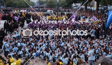 Porto, Portekiz - 28 Ekim 2018: Katılımcılar Porto Center'da geleneksel Cortejo da Latada üniversiteler öğrenci Festivali. Resepsiyona birinci haftası Ekim ayının son günü gerçekleşir.