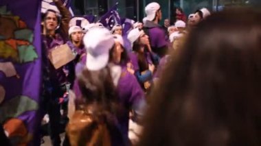 Porto, Portekiz - 28 Ekim 2018: Katılımcılar Porto Center'da geleneksel Cortejo da Latada üniversiteler öğrenci Festivali. Resepsiyona birinci haftası Ekim ayının son günü gerçekleşir.