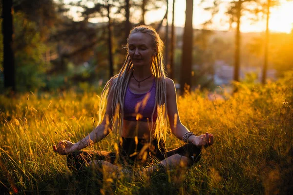 Yoga Kvinna Pittoresk Glade Grön Skog — Stockfoto