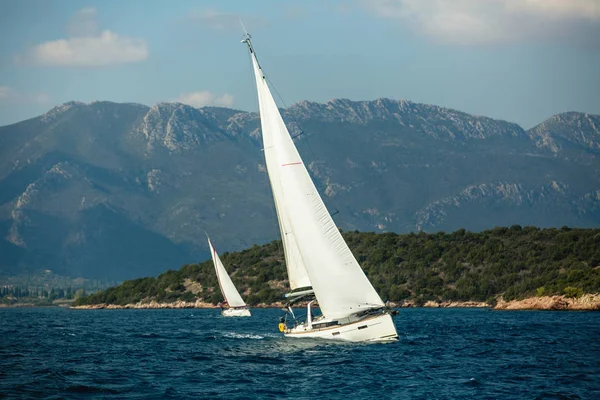 Γιοτ Καραβάκια Λευκά Πανιά Κοντά Στους Βράχους Του Αιγαίου Πελάγους — Φωτογραφία Αρχείου