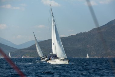 Poros - Methana, Yunanistan - 11 Ekim 2018: Yelkenli 20 Ellada sonbahar 2018 Yunan Adası arasında grup Ege Denizi'nde Cyclades ve Saronic Gulf denizciler katılmak.