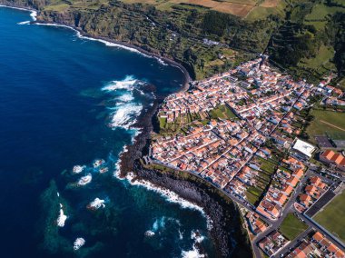 Okyanusun hava görünümünü sörf San Miguel Island resifleri kıyısında, Azores, Portekiz.
