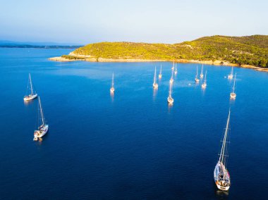 Üstten görünüm limanın yelken ile denizde günbatımı sırasında yatlar..