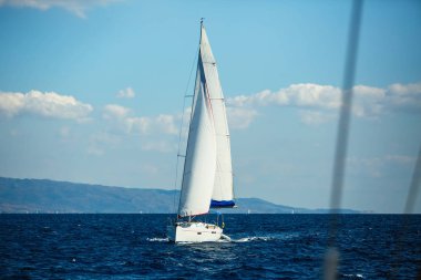 Yelkenli Yat Tekne deniz üzerinde kayar.