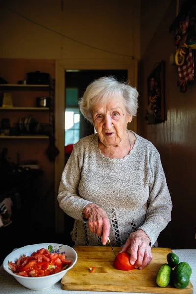 Bejaarde Vrouw Bereidt Een Maaltijd Een Dorpshuis — Stockfoto