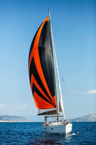 Herrliche Luxus Segeljachtboot Unter Bunten Hellen Gennaker Der Ägäis Griechenland — Stockfoto