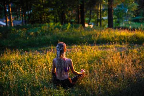 Yeşil Bir Ormandaki Pitoresk Bir Glade Üzerinde Pratik Yoga Kadın — Stok fotoğraf