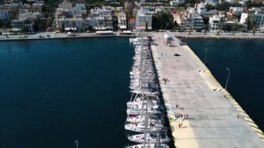 Methana, Yunanistan - 9 Ekim 2018: 20 Ellada sonbahar 2018 Yunan Adası arasında grup Ege Denizi'nde Cyclades ve Saronic Gulf Yelkenli teknelerden katılmak.