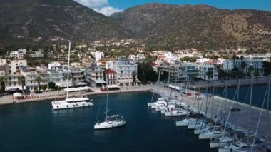 Methana, Yunanistan - 9 Ekim 2018: 20 Ellada sonbahar 2018 Yunan Adası arasında grup Ege Denizi'nde Cyclades ve Saronic Gulf Yelkenli teknelerden katılmak.