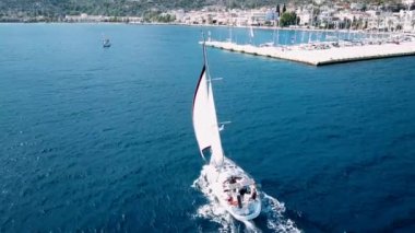 Methana, Yunanistan - 9 Ekim 2018: 20 Ellada sonbahar 2018 Yunan Adası arasında grup Ege Denizi'nde Cyclades ve Saronic Gulf Yelkenli teknelerden katılmak.