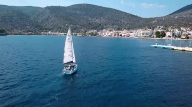 Methana, Yunanistan - 9 Ekim 2018: 20 Ellada sonbahar 2018 Yunan Adası arasında grup Ege Denizi'nde Cyclades ve Saronic Gulf Yelkenli teknelerden katılmak.