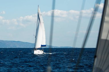 Yelkenli Yat Yatçılık regatta Ege Denizi'ndeki Yunan Adaları deniz üzerinde kayar.