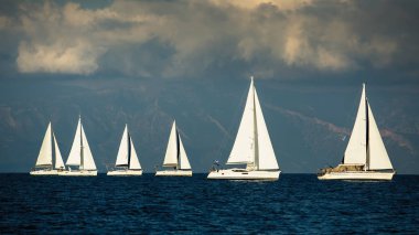Yelkenli tekneler Yatçılık regatta fırtınalı havalarda Ege Denizi'ndeki Yunan Adaları arasında katılmak.