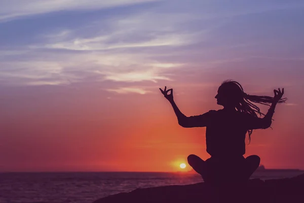 Silueta Yoga Meditación Mujer Joven Océano Durante Puesta Sol Surrealista —  Fotos de Stock