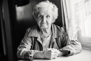 Tek renkli yaşlı bir kadın portresi.