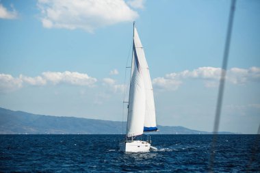 Yelkenli Yatlar yarışı Ege Denizi'ndeki Yunan Adası grup arasında yelken katılmak.