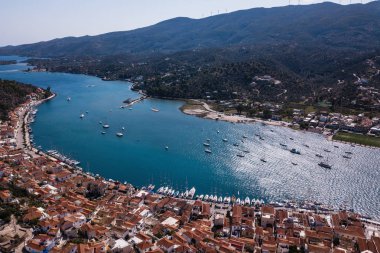 Üstten görünüm Poros Adası deniz liman, Ege Adaları, Yunanistan. 
