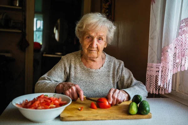 Seniorin Bereitet Dorfhaus Ein Essen — Stockfoto