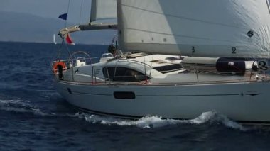 ERMIONI - SPETSES, GREECE - OCT 8, 2018: 20. Ellada Sonbaharı yelkenli yelkenli yelkenli yelkenli yelkenli yarışına denizciler de Ege Denizi, Kiklad ve Saronik Körfezi 'ndeki Yunan ada grubu arasında katıldılar.