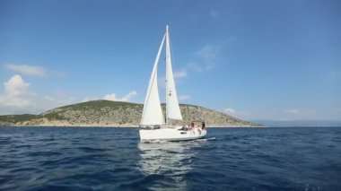 ERMIONI - SPETSES, GREECE - OCT 8, 2018: 20. Ellada Sonbaharı yelkenli yelkenli yelkenli yelkenli yelkenli yarışına denizciler de Ege Denizi, Kiklad ve Saronik Körfezi 'ndeki Yunan ada grubu arasında katıldılar.