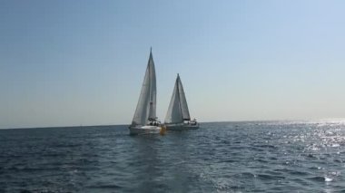 Poros, Yunanistan - 10 Ekim 2018: 20 Ellada sonbahar 2018 Yunan Adası arasında grup Ege Denizi'nde Cyclades ve Saronic Gulf Yelkenli teknelerden katılmak. 