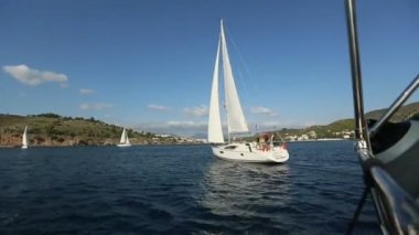 Poros, Yunanistan - 10 Ekim 2018: 20 Ellada sonbahar 2018 Yunan Adası arasında grup Ege Denizi'nde Cyclades ve Saronic Gulf Yelkenli teknelerden katılmak. 