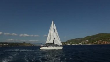Poros, Yunanistan - 10 Ekim 2018: 20 Ellada sonbahar 2018 Yunan Adası arasında grup Ege Denizi'nde Cyclades ve Saronic Gulf Yelkenli teknelerden katılmak. 
