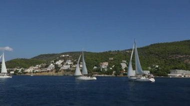 Poros, Yunanistan - 10 Ekim 2018: 20 Ellada sonbahar 2018 Yunan Adası arasında grup Ege Denizi'nde Cyclades ve Saronic Gulf Yelkenli teknelerden katılmak. 