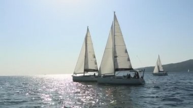 Poros, Yunanistan - 10 Ekim 2018: 20 Ellada sonbahar 2018 Yunan Adası arasında grup Ege Denizi'nde Cyclades ve Saronic Gulf Yelkenli teknelerden katılmak. 