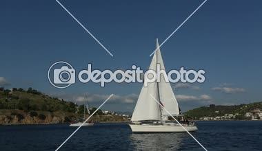 Poros, Yunanistan - 10 Ekim 2018: 20 Ellada sonbahar 2018 Yunan Adası arasında grup Ege Denizi'nde Cyclades ve Saronic Gulf Yelkenli teknelerden katılmak. 