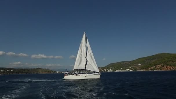 ポロス島 ギリシャ 2018 ヨットがセーリング レガッタ Cyclades とサロニコス湾で エーゲ海のギリシャの島の間で Ellada 2018年グループに参加します — ストック動画