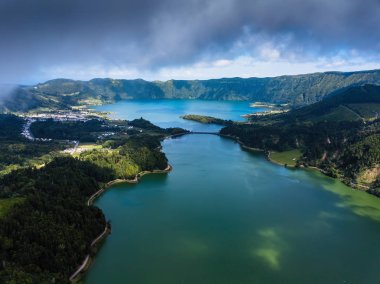 Lagoa Verde ve Lagoa Azul, San Miguel Adası, Azores, Portekiz Sete Cidades volkanik krater gölleri. 