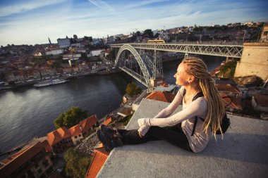 Dom Luis karşısında görüntüleme platformu üzerinde blondy kadın Porto, Portekiz köprü.