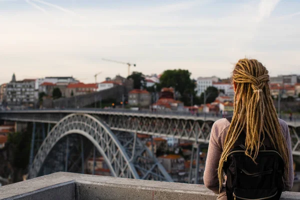 Žena Těší Pohled Řeku Douro Dom Luis Most Porto Portugalsko — Stock fotografie