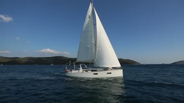ポロス島 メタン ギリシャ 2018 ヨット セーリング レガッタ Cyclades とサロニコス湾で エーゲ海のギリシャの島の間で — ストック動画