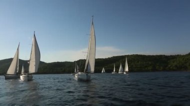 Poros, Yunanistan - 9 Ekim 2018: 20 Ellada sonbahar 2018 Yunan Adası arasında grup Ege Denizi'nde Cyclades ve Saronic Gulf Yelkenli teknelerden katılmak. 