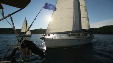 Poros, Yunanistan - 9 Ekim 2018: 20 Ellada sonbahar 2018 Yunan Adası arasında grup Ege Denizi'nde Cyclades ve Saronic Gulf Yelkenli teknelerden katılmak. 