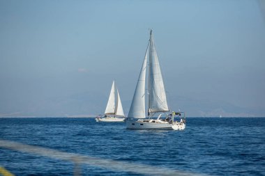 Methana, Yunanistan - 7 Ekim 2018: Denizciler 20 Ellada sonbahar 2018 Yunan Adası arasında grup Ege Denizi'nde Cyclades ve Saronic Gulf Yelkenli katılmak.