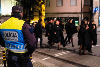 Porto, Portekiz - 28 Ekim 2018: Katılımcılar Porto Center'da geleneksel Cortejo da Latada üniversiteler öğrenci Festivali. Resepsiyona birinci haftası Ekim ayının son günü gerçekleşir.