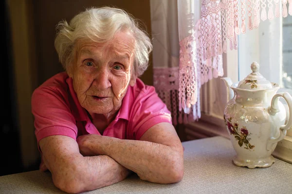 Onun Endişeli Bir Yaşlı Kadın Portresi Evi Emeklilik Yaşı Sorun — Stok fotoğraf