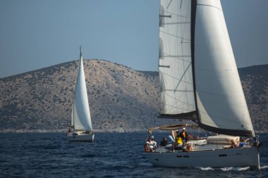 Ermioni, Yunanistan - 8 Ekim 2018: Denizciler 20 Ellada sonbahar 2018 Yunan Adası arasında grup Ege Denizi'nde Cyclades ve Saronic Gulf Yelkenli katılmak.