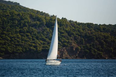 Gemi Yelken Yat Ege Denizi'ndeki Yunan kıyısından dalgalar aracılığıyla kayar.