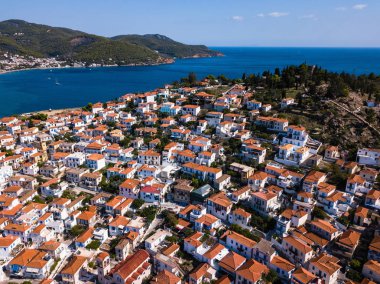 Poros Adası, Ege Adaları, Yunanistan evlerin üstten görünüm. 