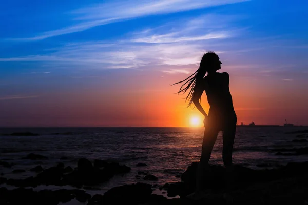 Şaşırtıcı Günbatımı Deniz Plaj Neşeli Bir Kadın Silüeti — Stok fotoğraf