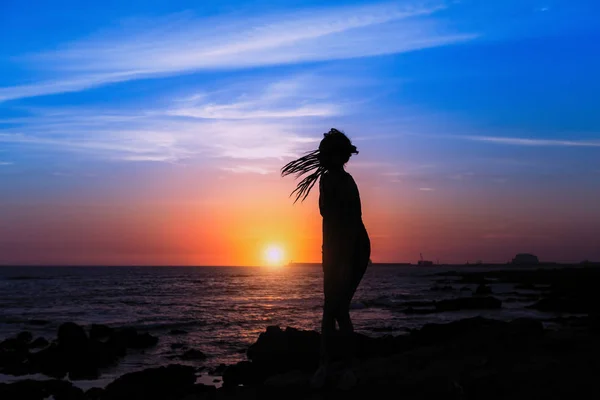 Silueta Una Joven Mujer Alegre Playa Atardecer Increíble — Foto de Stock