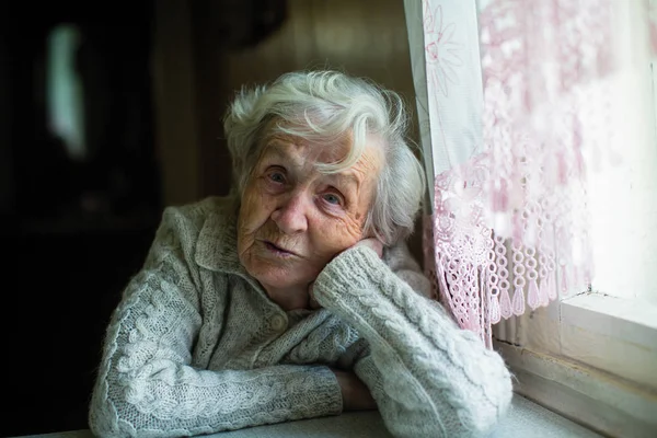 Ritratto Una Anziana Pensionessa Dai Capelli Grigi — Foto Stock