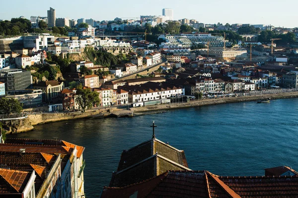 Porto, Portekiz tarihi merkezinde Douro nehrinin görünümü.