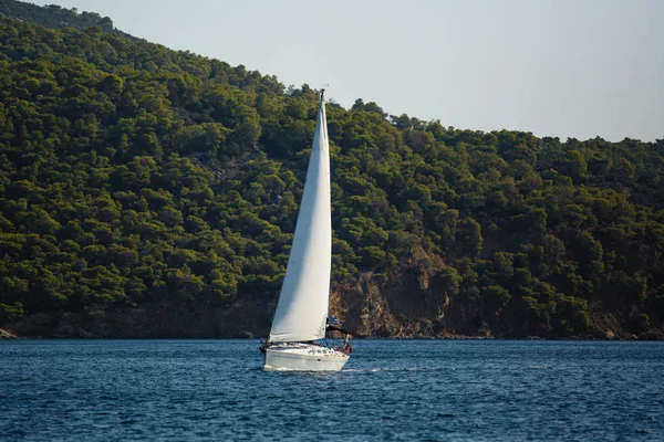 帆船游艇在爱琴海希腊海岸附近的海浪中滑行 — 图库照片