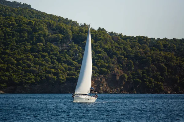 Veleros Yate Desliza Través Las Olas Cerca Costa Griega Mar — Foto de Stock