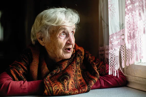 Femme Âgée Assise Dans Maison Regarde Avec Impatience Par Fenêtre — Photo